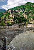 Val d'Aosta - Escursione da Bard ad Arnard. Il forte di Bard visto dal ponte sulla Dora Baltea 